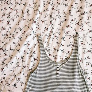 🚫 SOLD 🚫 White and grays stripped crop tank top